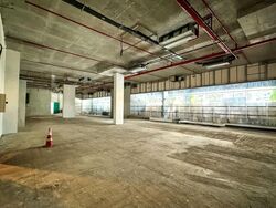Middle Road (D7), Retail #570505251